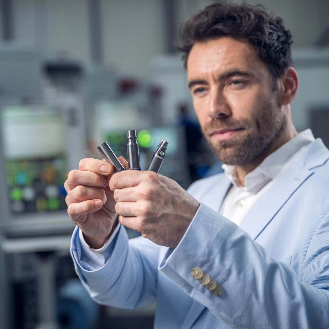 Een hardmetalen staaf, voorgeslepen staaf en het gereedschap wordt getoond