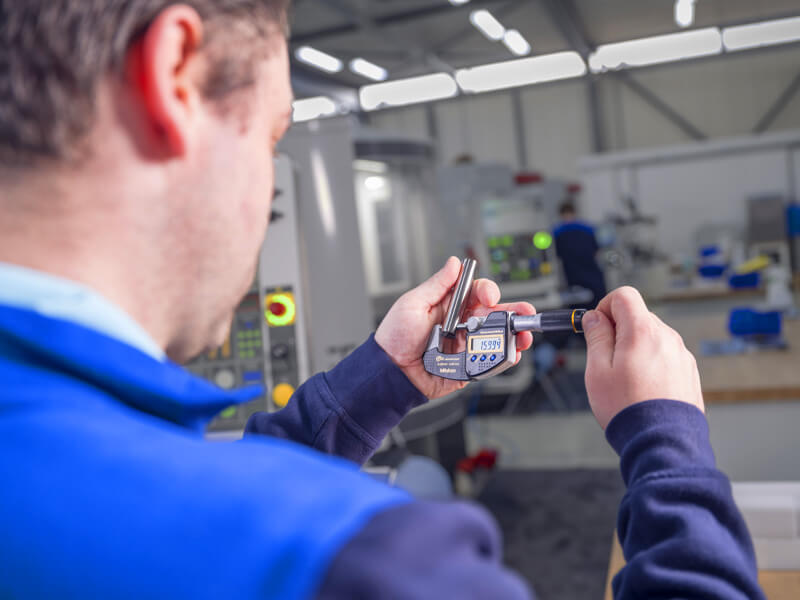 De diameter van een hardmetalen staaf wordt gemeten